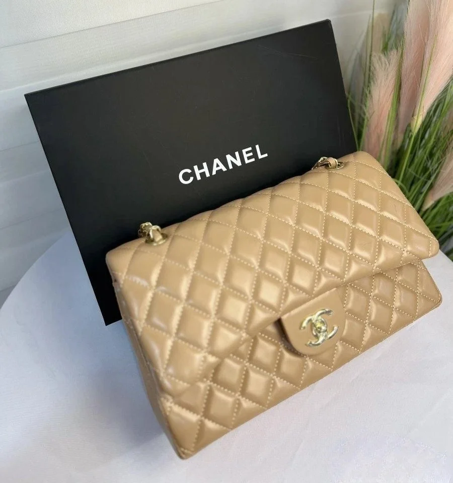 حقيبة CHANEL الكلاسيك فلاب جلد أملس قاعدة 30سم هاردوير بلون البيج مع علبة مناسبة للاستخدام اليومي ، إطلالات الكاجوال والدوام ،والجامعة ،توفر مساحة كافية لحمل أغراضك الأساسية 1 / 1