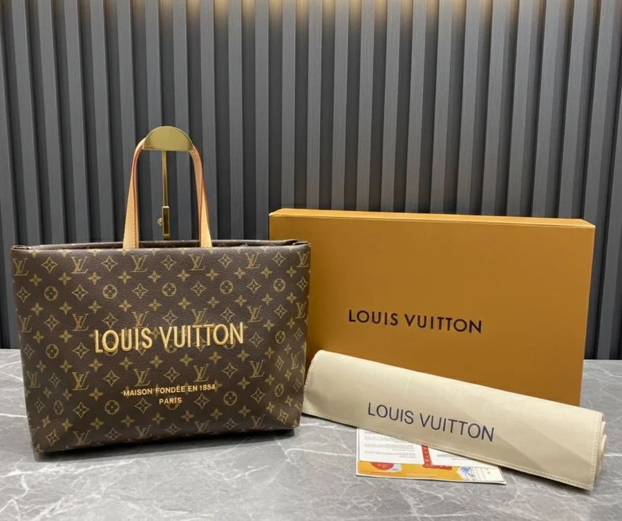 شنطة lv نخب عالي حجم القاعدة ٤٥ سم العلامة التجارية: LOUIS VUITTON