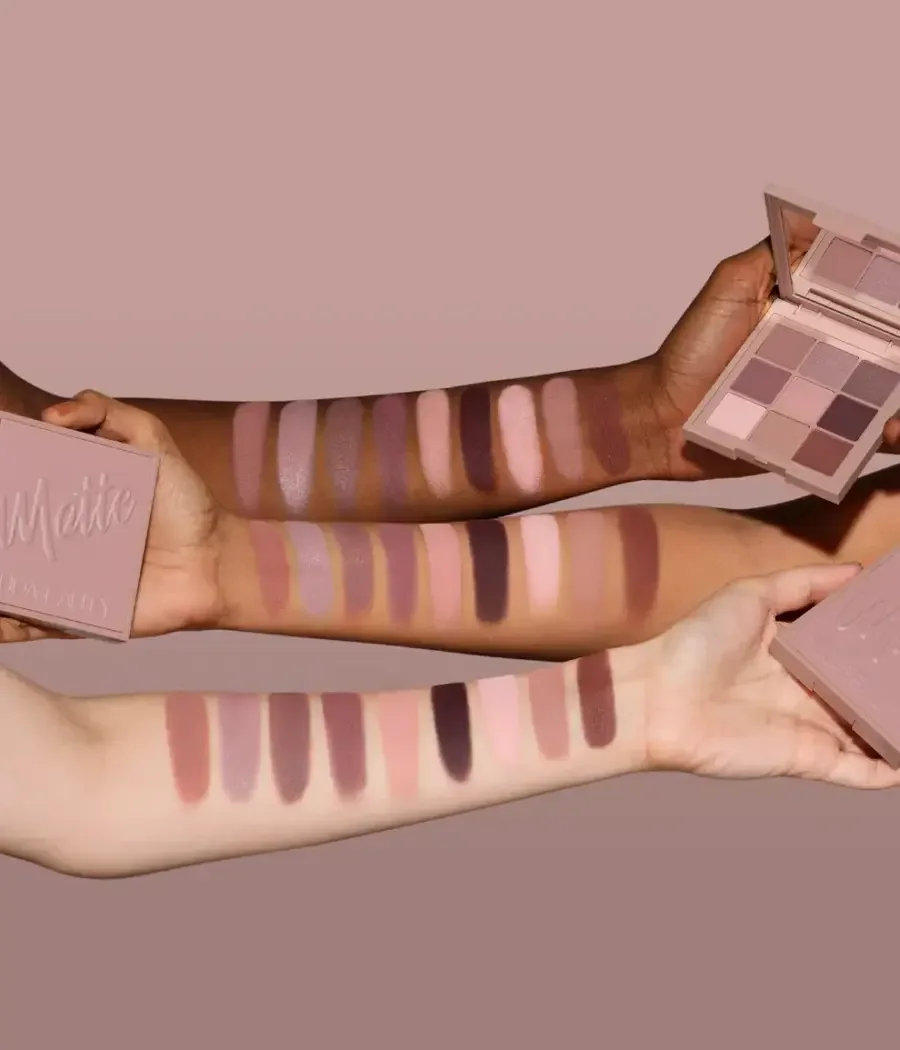 اكتشفي جمال الإطلالات المطفيمعMatte Obsessions Eyeshadow Palette من هدى بيوتي، باليت ظلال عيون تضم 9