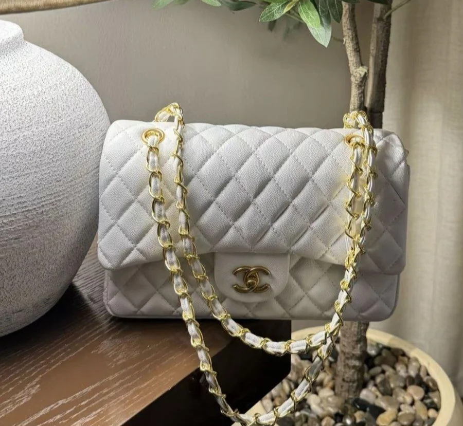 حقيبة CHANEL الكلاسيكي فلاب جلد كافيار قاعدة 25سم هاردوير أبيض مع علبه للاستخدام اليومي ، والجامعي ،والمناسبات الرسمية ، والمقابلات العملية
