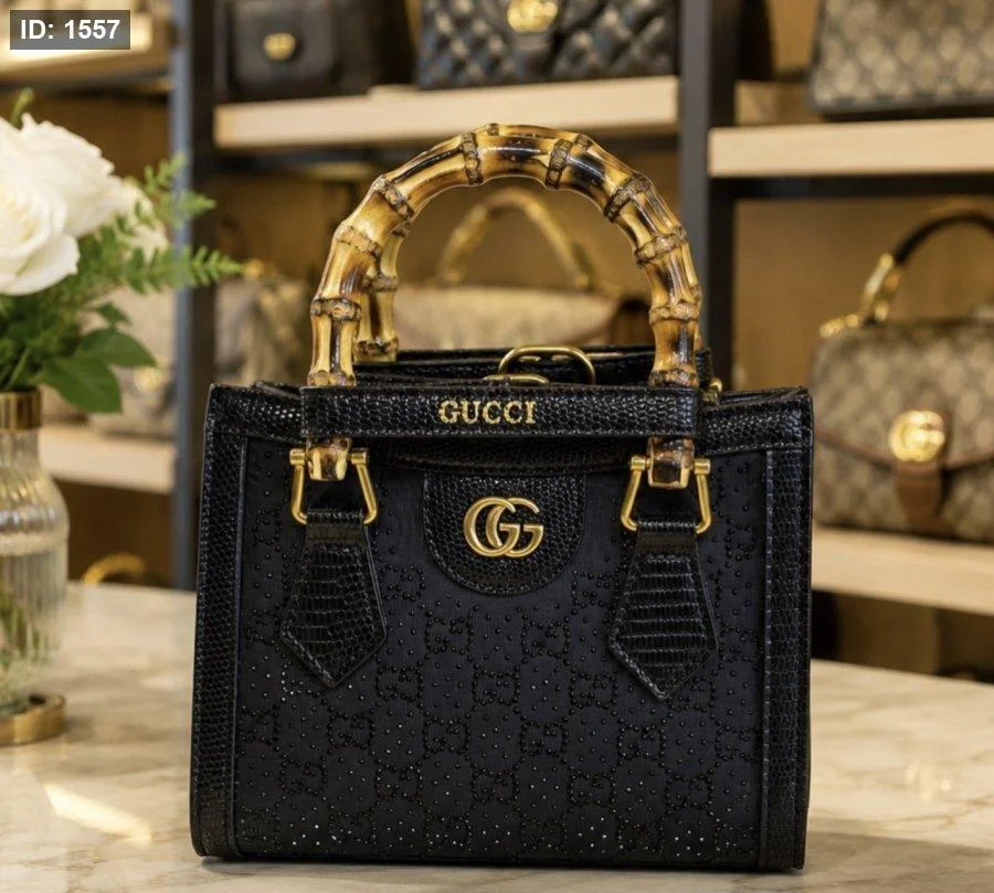 حقيبة CUCCI بلون الأسود مختومة ماستر كوبي مع