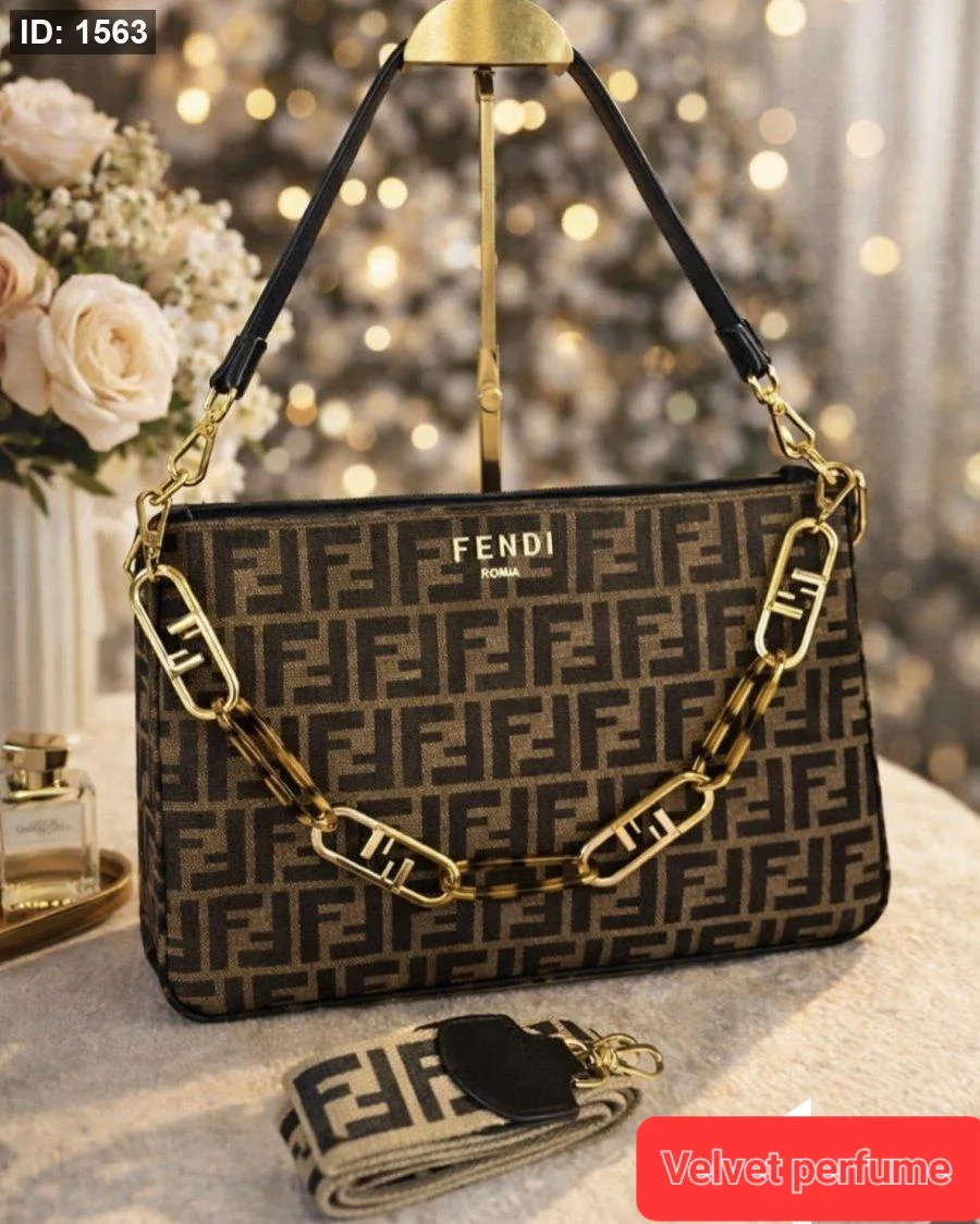 حقيبة FENDI الكلاسيك بلون البني الداكن مختومة ماستر كوبي