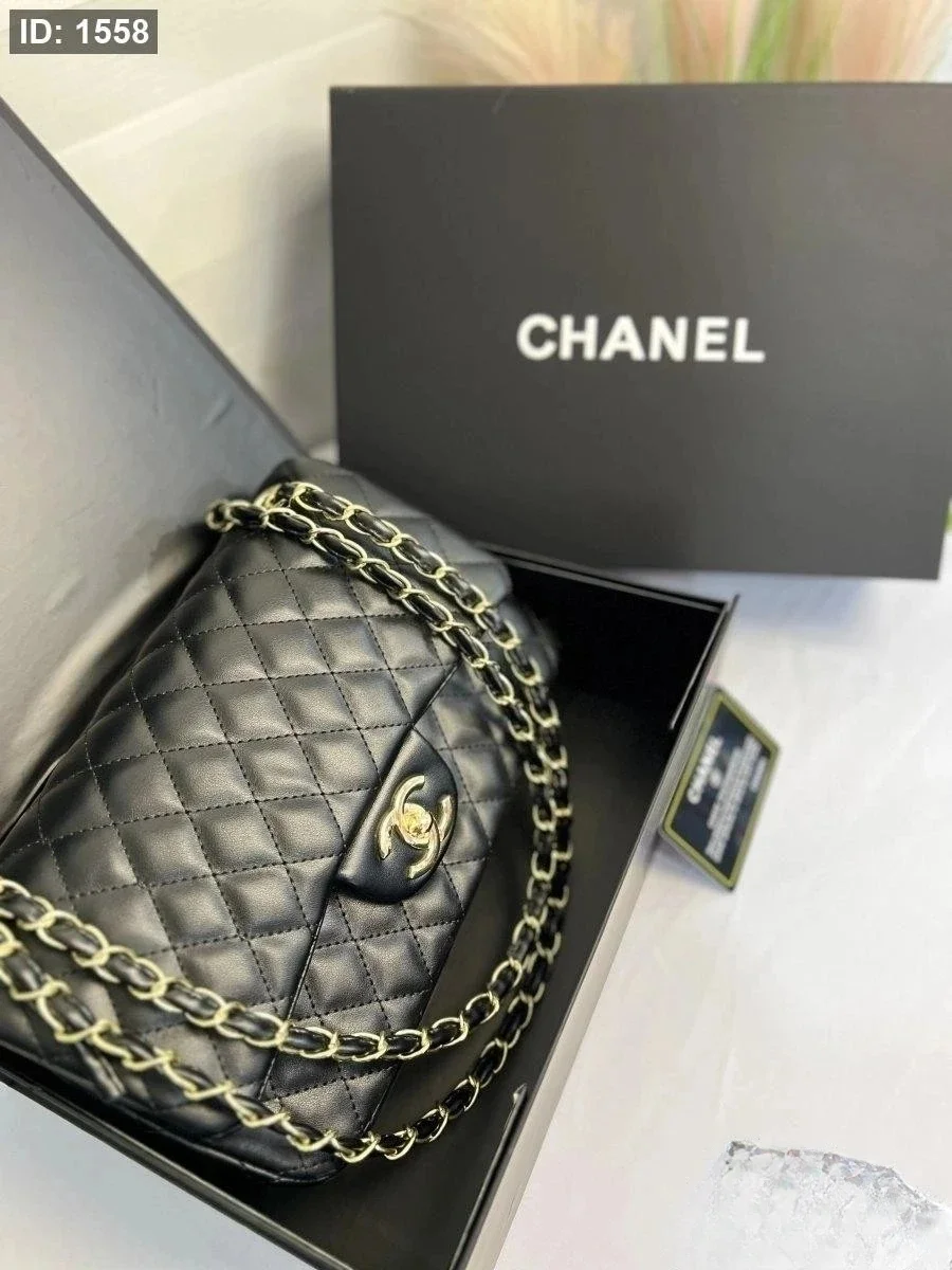 حقيبة CHANEL الكلاسيك فلاب جلد أملس قاعدة 25سم هاردوير اسود مع علبة مناسبة للاستخدام اليومي ،إطلالات الكاجوال ، والدوام والجامعة ،توفر مساحة كافية لحمل أغراضك الأساسية