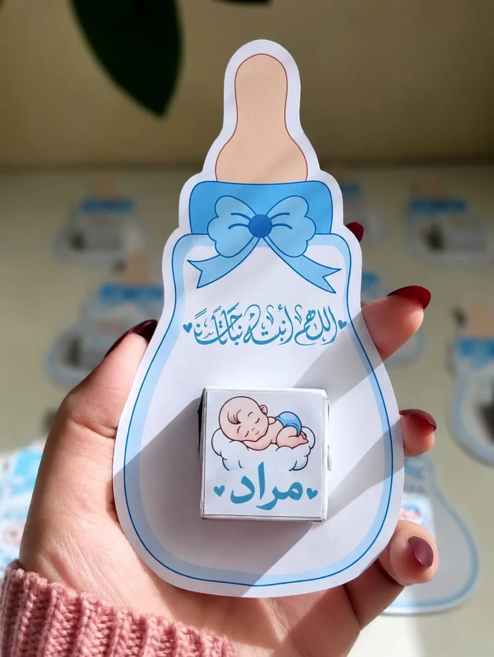 توزيعات شوكولاتة مع كرت متوفر أزرق وزهري