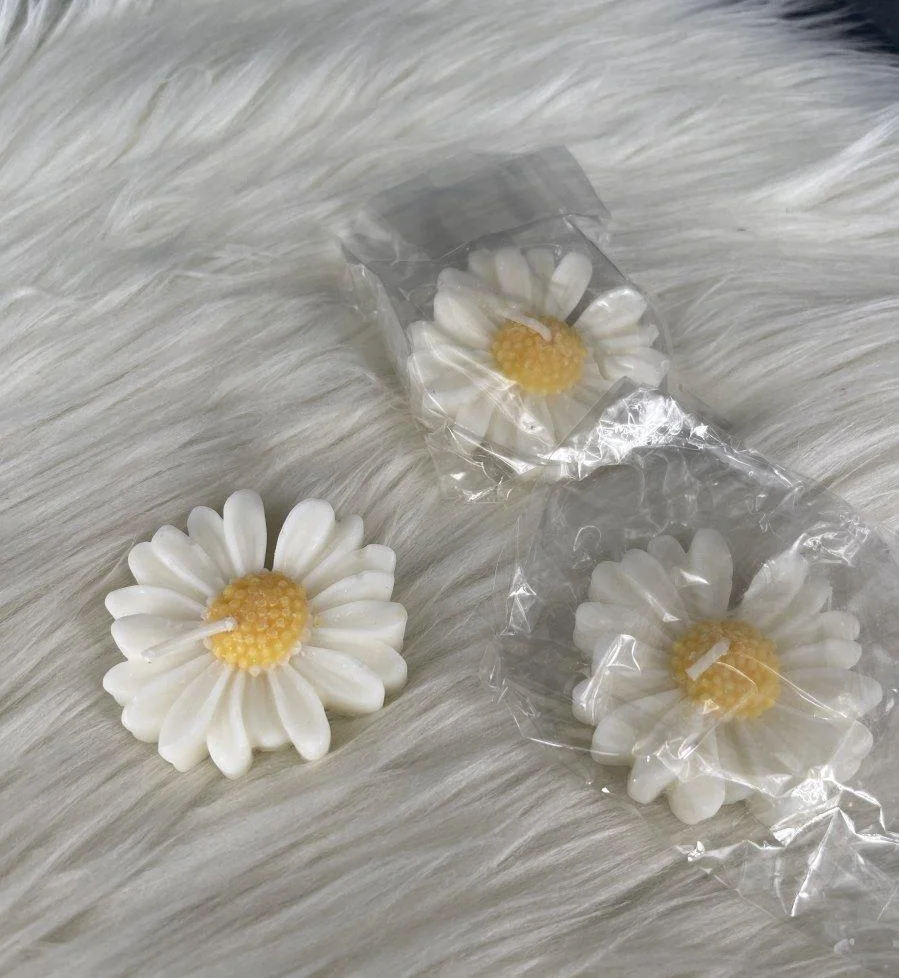 شمعة اقحوان معطرة