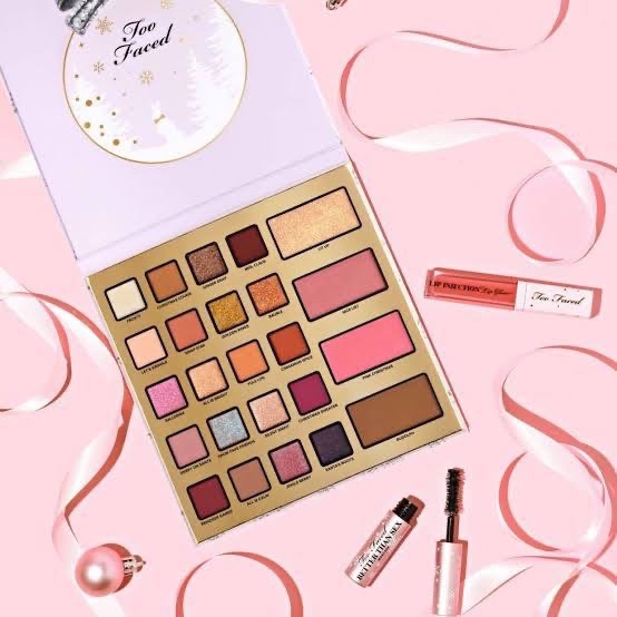 بلت الشادو مع ليب ستيك وميني ماسكارا  too faced