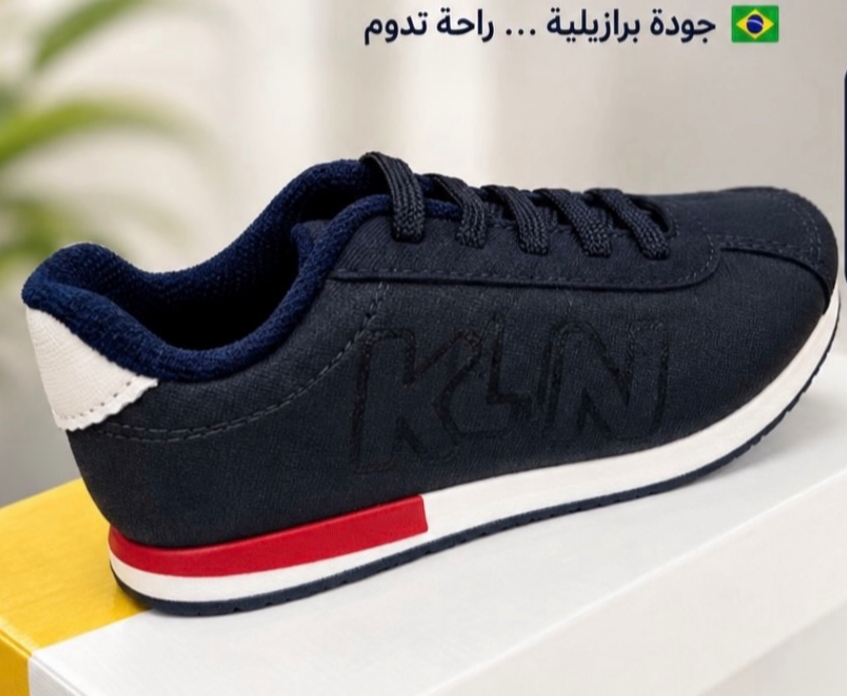 بوت ولادي كحلي شكل رباط ابيض من ورا وخط احمر