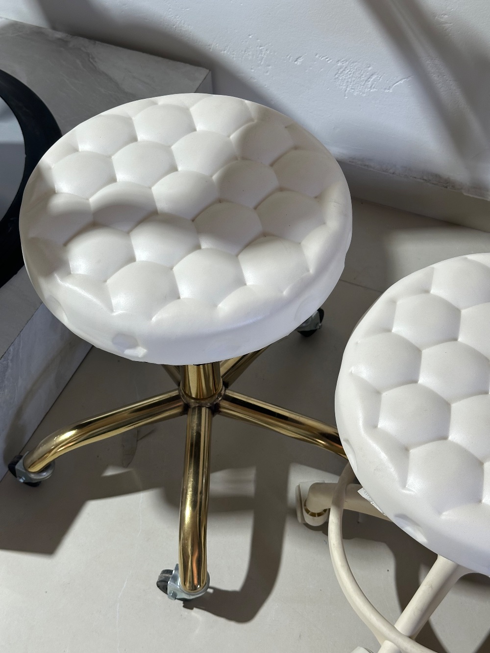 كرسي خبيرة مكياج دائري مبطن بتصميم كابتونيه